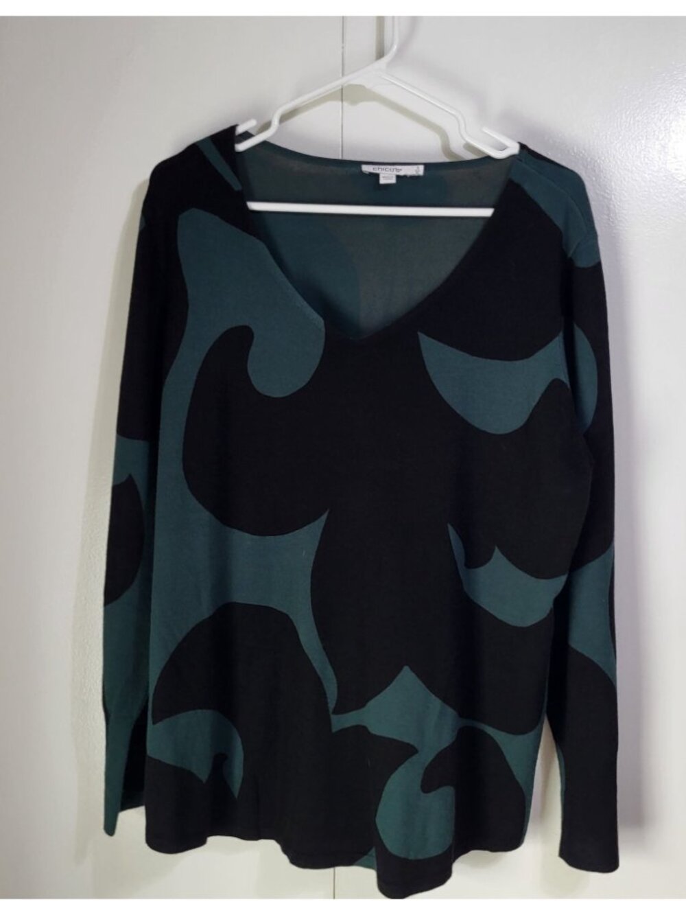 Chico's Womens SZ 3 (XL) Green Black Scrolls V Neck Pullover Sweater Art Deco - Picture 2 of 8